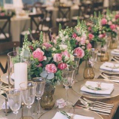 White Dimension napkins with Hessian runners